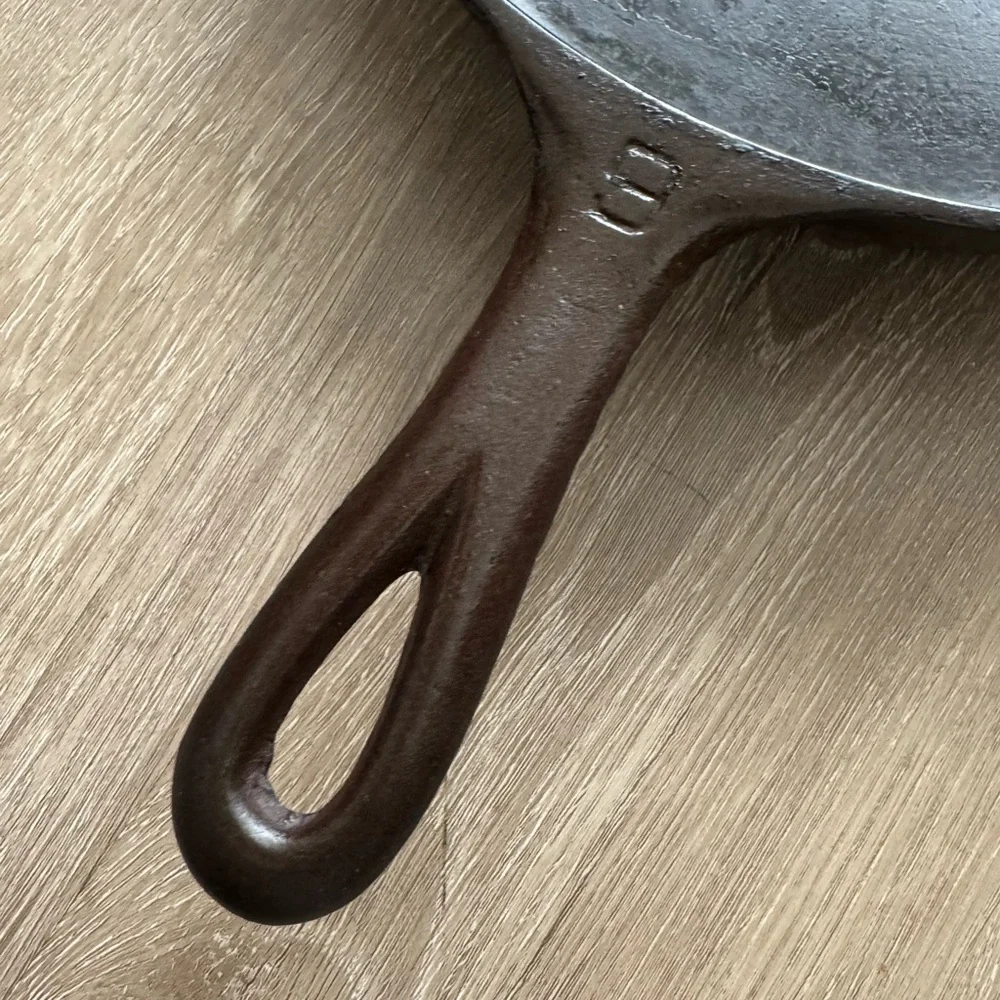 Griswold Cast Iron Skillet #9 Erie PA 1946-1952